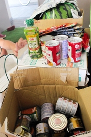 缶詰など持ち帰り用の食材も用意されている＝灘市民センター