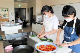 料理の下ごしらえをする香寺高校生たち＝灘市民センター