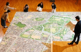 床に巨大鳥瞰図を並べ、街並みに見入る学生ら＝姫路市新在家本町１、兵庫県立大（撮影・大山伸一郎）