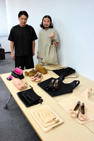 「ひょうごレザー」を使用したバッグや靴。Ｔシャツやハーフパンツも革製だ＝姫路市南駅前町