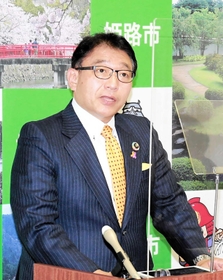 ワクチンの３回目接種について発表する清元秀泰姫路市長＝姫路市役所