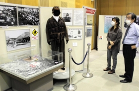 海軍航空隊に関する資料などが展示された会場＝姫路市平和資料館