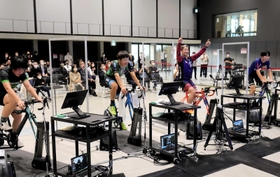 オンラインでの自転車レースを楽しむ参加者＝アクリエひめじ