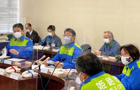 鳥インフルエンザへの対応を協議する清元秀泰市長（中央）ら＝姫路市防災センター