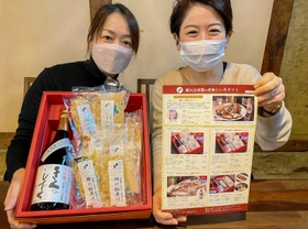 海の幸を自家製甘酒などで漬けた商品をアピールする灘菊酒造の川石光佐社長（右）ら＝姫路市手柄１