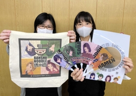 新キャラクターをあしらった販促グッズ＝姫路市東駅前町