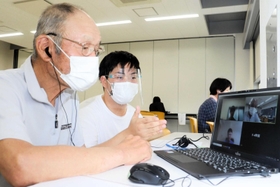 パソコン画面を通じ、講評を受ける高齢者ら＝姫路市夢前町前之庄