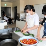 料理の下ごしらえをする香寺高校生たち＝灘市民センター