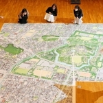 床に巨大鳥瞰図を並べ、街並みに見入る学生ら＝姫路市新在家本町１、兵庫県立大（撮影・大山伸一郎）