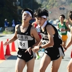 男子・姫路西の２区森大樹選手（左）からたすきを受け取る３区曽賀大登選手＝丹波篠山市内（撮影・坂井萌香）