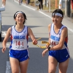 女子・姫路商の１区北野小槙選手（左）からたすきを受け取る２区久保舞依選手＝丹波篠山市内（撮影・吉田敦史）