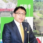 ワクチンの３回目接種について発表する清元秀泰姫路市長＝姫路市役所