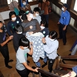 大学生７人に支えられながら登城する加藤貴士さん＝姫路城