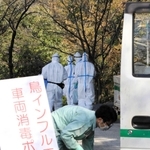 車両を消毒する関係者。家畜保健衛生所の職員らも防護服姿で鶏舎へと向かった＝姫路市内（撮影・大山伸一郎）
