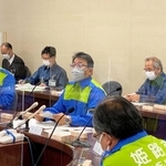 鳥インフルエンザへの対応を協議する清元秀泰市長（中央）ら＝姫路市防災センター