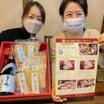海の幸を自家製甘酒などで漬けた商品をアピールする灘菊酒造の川石光佐社長（右）ら＝姫路市手柄１