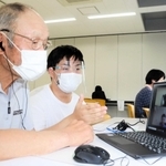 パソコン画面を通じ、講評を受ける高齢者ら＝姫路市夢前町前之庄