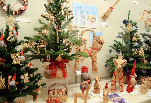 麦わら細工が中心の北欧のクリスマス飾り＝姫路市香寺町中仁野