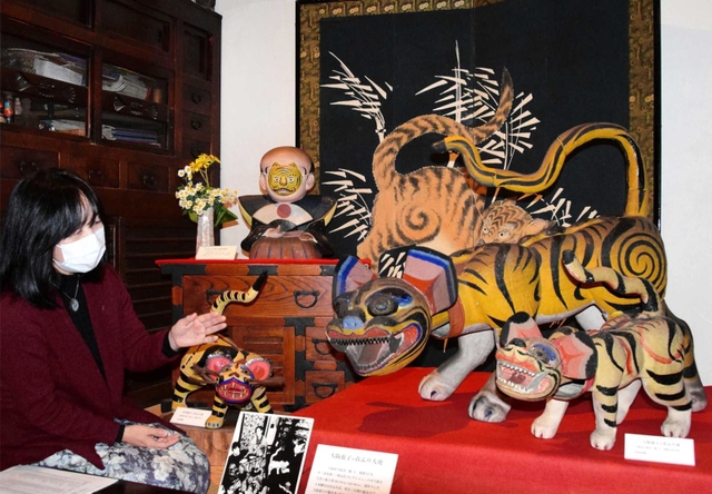大阪張り子（右の２点）、虎の面を付けた福助人形（左奥）など長尾善三さんの収集品＝姫路市香寺町中仁野