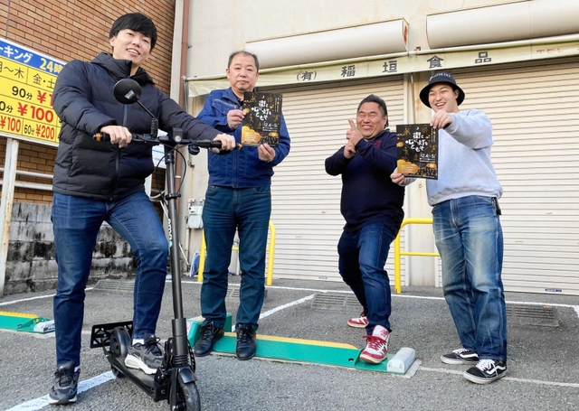 稲垣ビル前で来場を呼び掛ける姫路駅西地区まちづくり協議会のメンバーら＝姫路市忍町