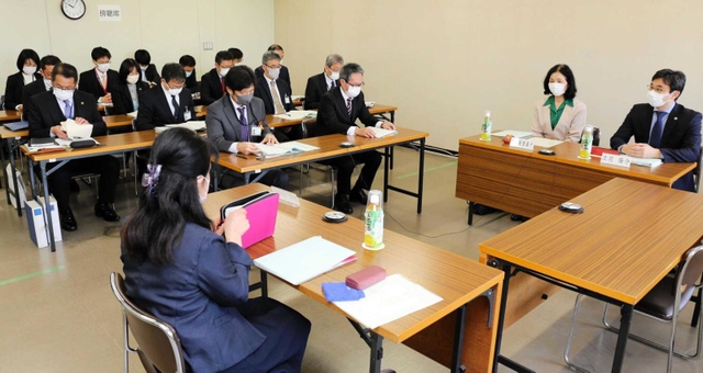 問題の原因や背景を明らかにするため、弁護士ら３人の委員で発足した検証委員会＝姫路市役所