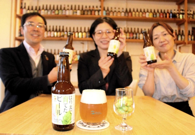 新商品「はりまで育てたビール　ＩＰＡ」をアピールする「はりまグリーンラボ」のメンバーたち＝姫路市東雲町４