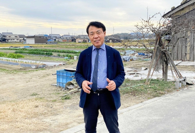 農地の活用や景観保全への思いを語る佐藤慎介さん＝姫路市余部区