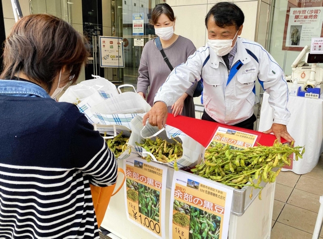 山陽百貨店前でも人気を集めた「余部の黒豆」＝姫路市南町