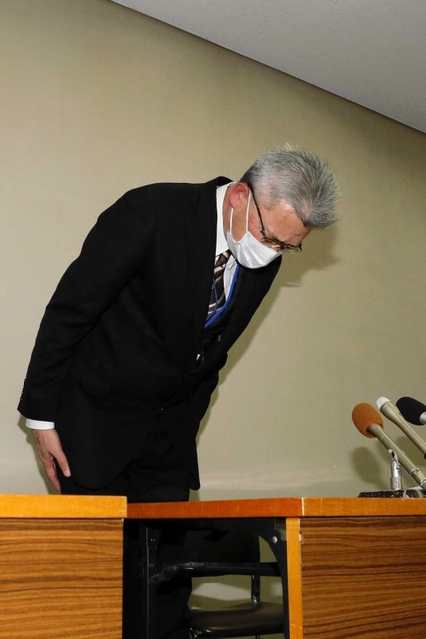 問題発覚後、初めて公の席で取材に応じた城陽小の湊泰宏校長＝姫路市役所（撮影・大山伸一郎）