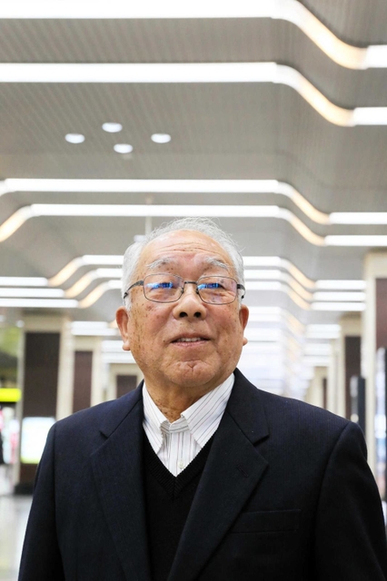 コンコースに立ち、高架化事業への思いを語る牛尾正喜さん＝姫路市駅前町（撮影・大山伸一郎）