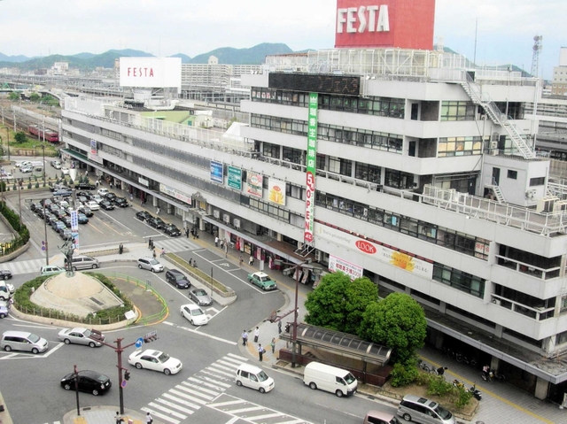 高架化前のＪＲ姫路駅北口。旧駅ビルが立ち、地上を走る在来線の列車が見える＝２００７年６月撮影（姫路市提供）