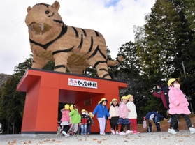 新年に向け、加茂神社にお目見えした巨大なトラ。稲穂などでできている＝姫路市安富町安志