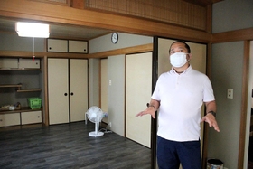 ダルクについて解説する梅田靖規代表。依存症からの立ち直りを支援する＝姫路市内