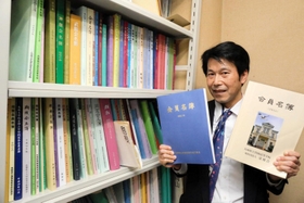 同窓会名簿がずらりと並ぶサラト本社内の書庫