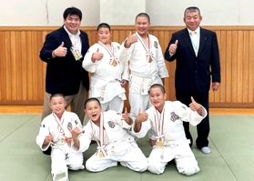日整全国少年柔道大会で優勝した（左上から時計回りに）寺田瑞希君、大野凱吏君、大野佑心君、岡本佳久君、小川裕雅君（広畑柔道教室提供）