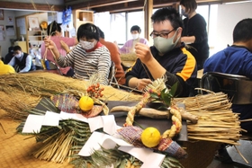 しめ縄を作る利用者ら＝姫路市余部区下余部