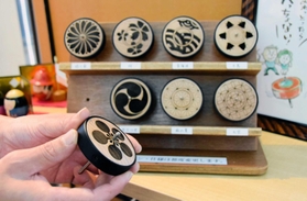 姫路独楽職人の村岡正樹さんが制作した鉄輪ごま＝姫路市南駅前町、播産館