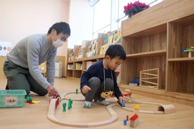 オープンした子育て支援施設で早速遊ぶ親子連れ＝姫路市駅前町