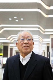 コンコースに立ち、高架化事業への思いを語る牛尾正喜さん＝姫路市駅前町（撮影・大山伸一郎）