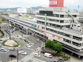 高架化前のＪＲ姫路駅北口。旧駅ビルが立ち、地上を走る在来線の列車が見える＝２００７年６月撮影（姫路市提供）