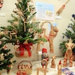 麦わら細工が中心の北欧のクリスマス飾り＝姫路市香寺町中仁野