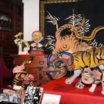 大阪張り子（右の２点）、虎の面を付けた福助人形（左奥）など長尾善三さんの収集品＝姫路市香寺町中仁野