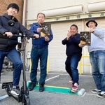稲垣ビル前で来場を呼び掛ける姫路駅西地区まちづくり協議会のメンバーら＝姫路市忍町