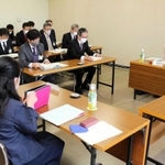 問題の原因や背景を明らかにするため、弁護士ら３人の委員で発足した検証委員会＝姫路市役所