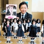 ヒット商品の「制服オリジナルリカちゃん」とサラトの福田裕一社長＝姫路市北条宮の町