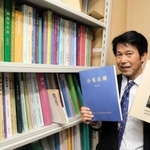 同窓会名簿がずらりと並ぶサラト本社内の書庫