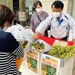 山陽百貨店前でも人気を集めた「余部の黒豆」＝姫路市南町