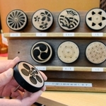 姫路独楽職人の村岡正樹さんが制作した鉄輪ごま＝姫路市南駅前町、播産館