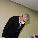 問題発覚後、初めて公の席で取材に応じた城陽小の湊泰宏校長＝姫路市役所（撮影・大山伸一郎）