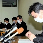 記者会見で質疑に応じる検証委員会委員長の立花隆介弁護士（右端）と西田耕太郎教育長（右から２人目）ら＝姫路市役所（撮影・大山伸一郎）